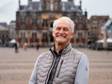 UITblinker eric op zijn favoriete plek de Markt in Delft