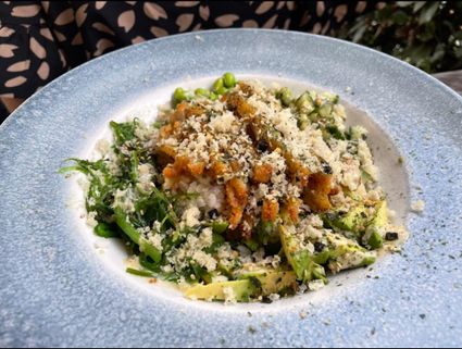 Een bord met aziatisch eten