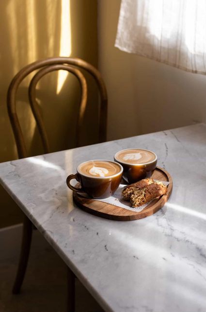 Op een tafel staat een kopje koffie