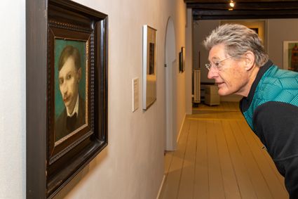 Jillert Anema bekijkt schilderij in Museum Heerenveen.