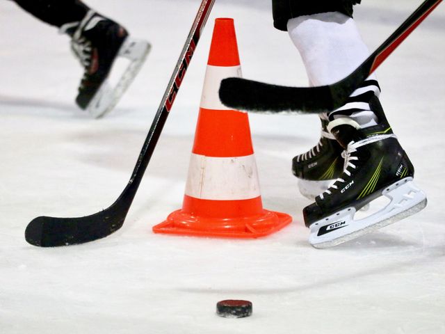 Foto van iemand die ijshockeyt.