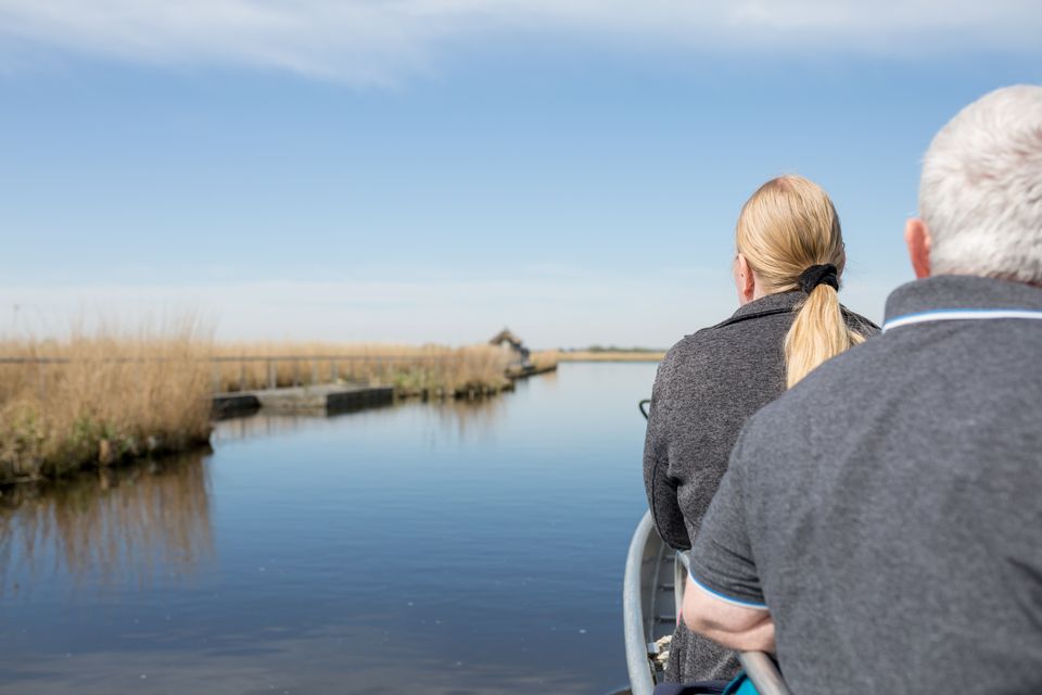 Man en vrouw op de boot tijdens een vaarexcursie van Landschap Noord-Holland.
