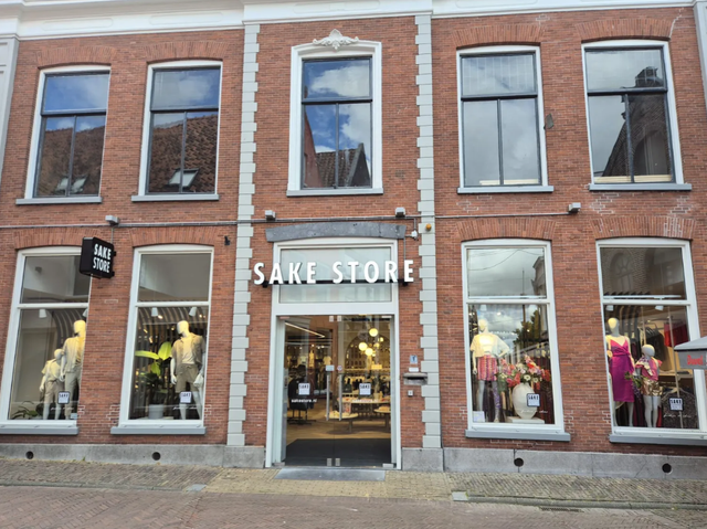 Voorzijde van het pand van Sake Store in Sneek.