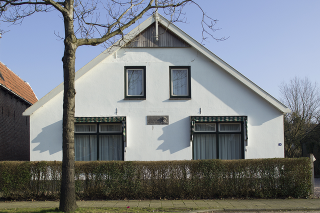 Een wit huisje waar Vincent van Gogh verbleef toen hij in Drenthe was.