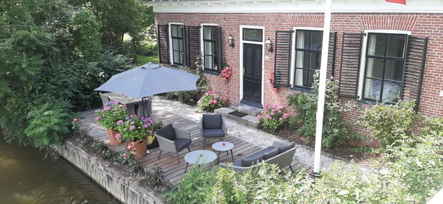 Met het terras aan het water is het genieten, het ontbijt kan er zelfs geserveerd worden!