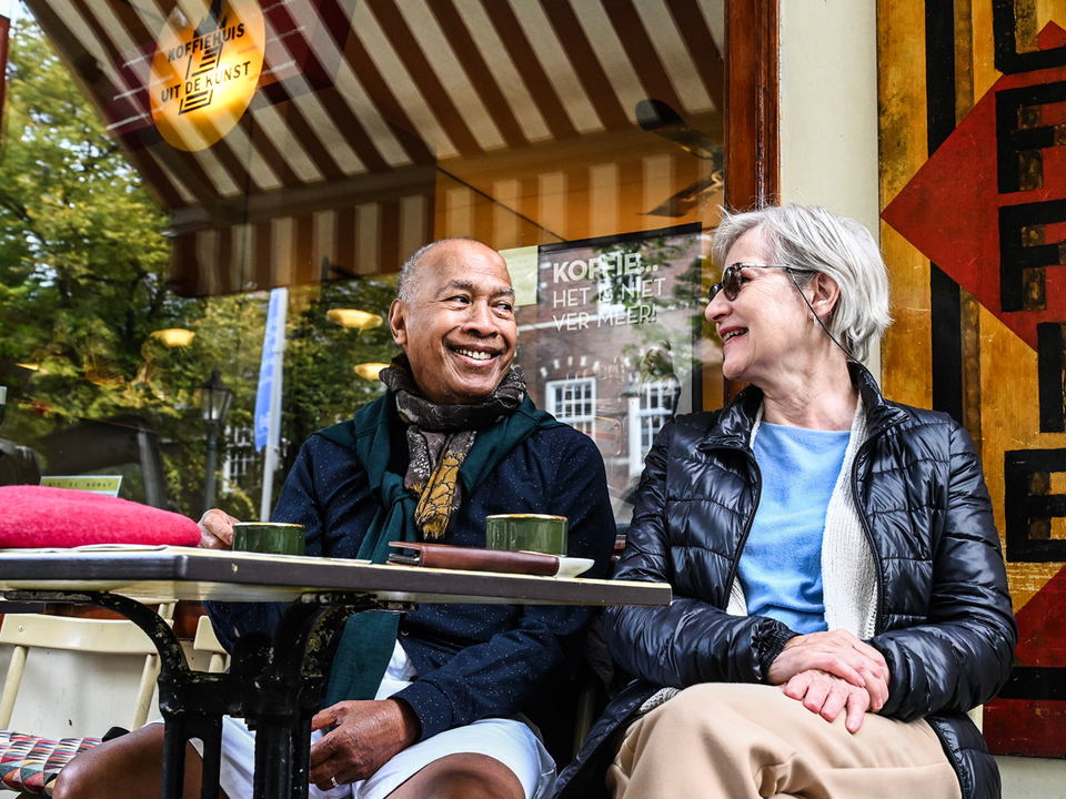 Een stel die aan het lunchen is bij Uit de Kunst in Delft