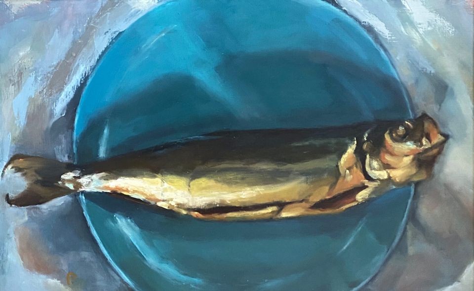 Een schilderij van een vis op een bord