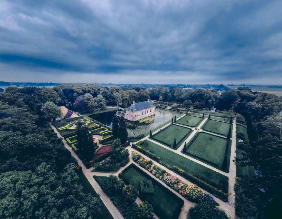Luchtfoto Landgoed Verhildersum met in het midden de borg