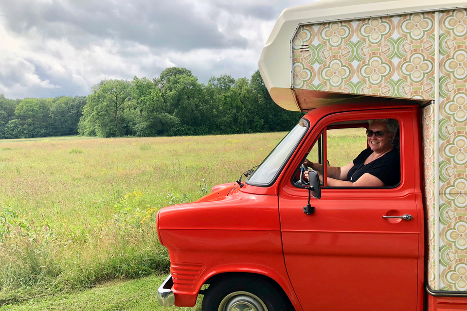 Marleen in een busje, op pad in Drenthe.