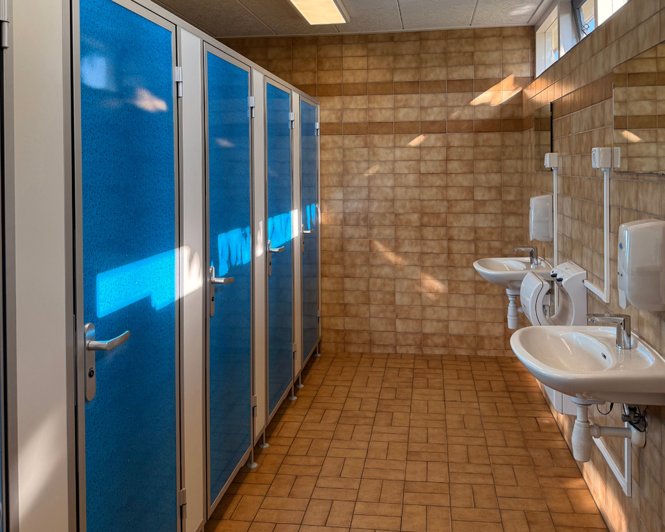 Saubere Toilettenanlagen im Sanitärgebäude des Camping De Wulp