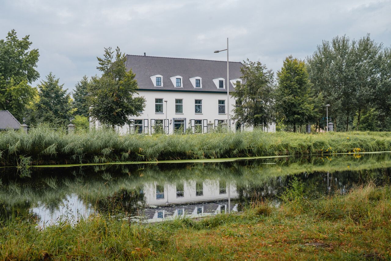 Herenhuis Karelstein aan het kanaal