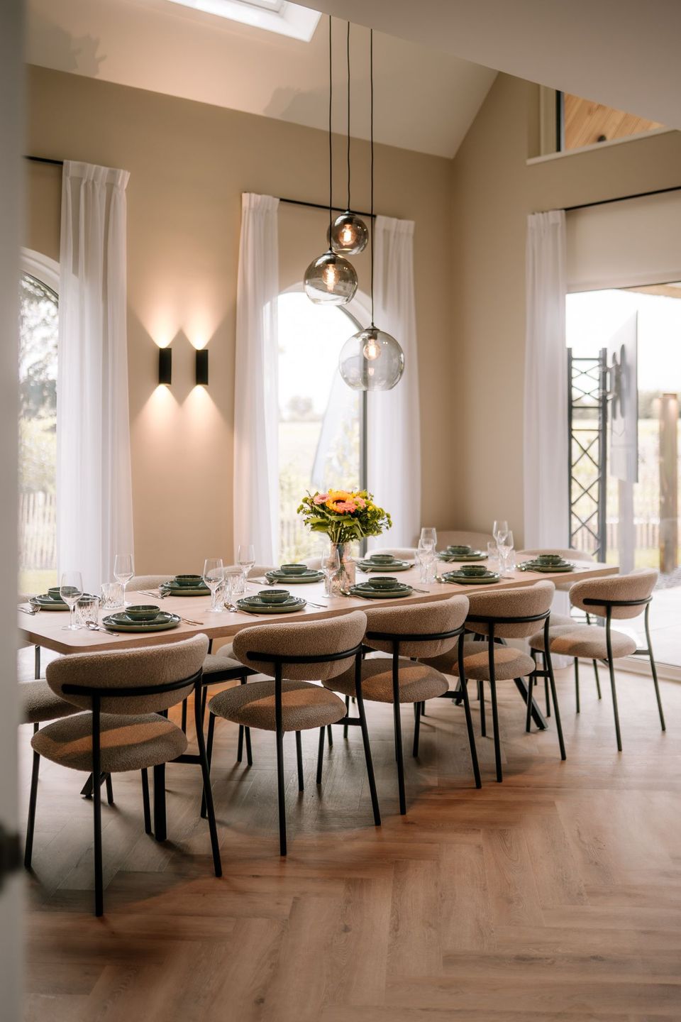 Interieurbeeld van gedekte tafel met stoelen