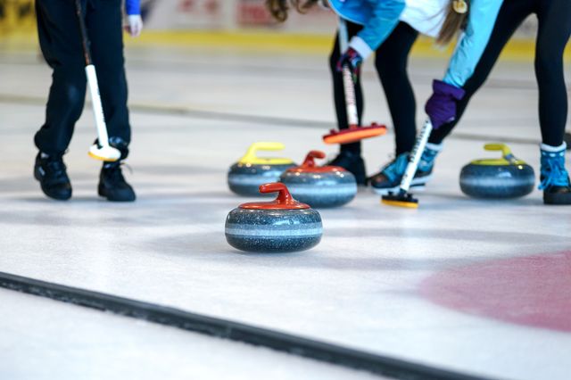 Curlingschijven op het ijs.