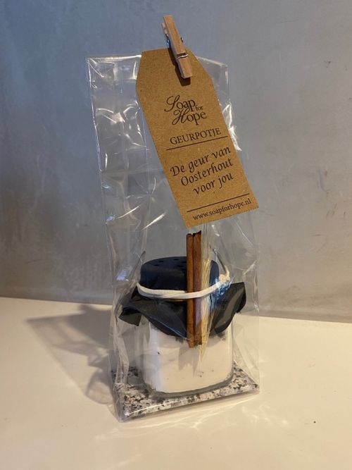 Potje met zwart deksel verpakt in folie