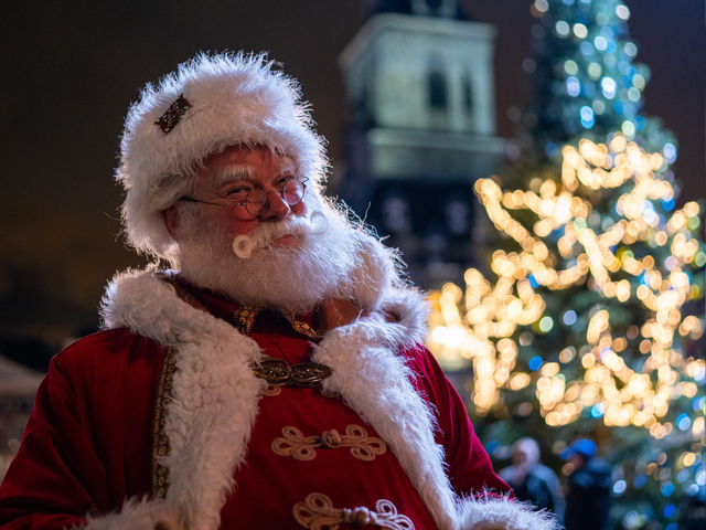 Kerstman bij een kerstboom op het Marktplein in het centrum van Delft