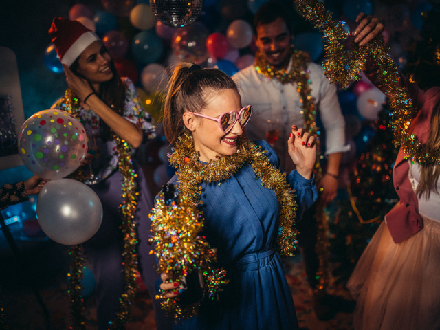 Vrouw die danst op een dansfeest bij de Schaapskooi in Delft