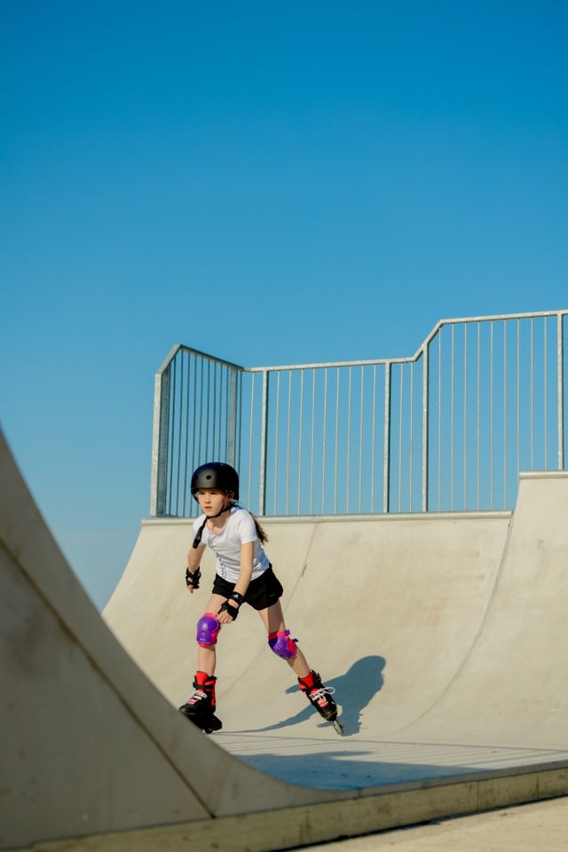 Meisje skatend op de skatebaan