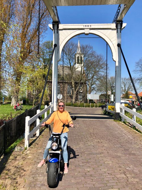 Vrouw op een E-chopper in Zuiderwoude.
