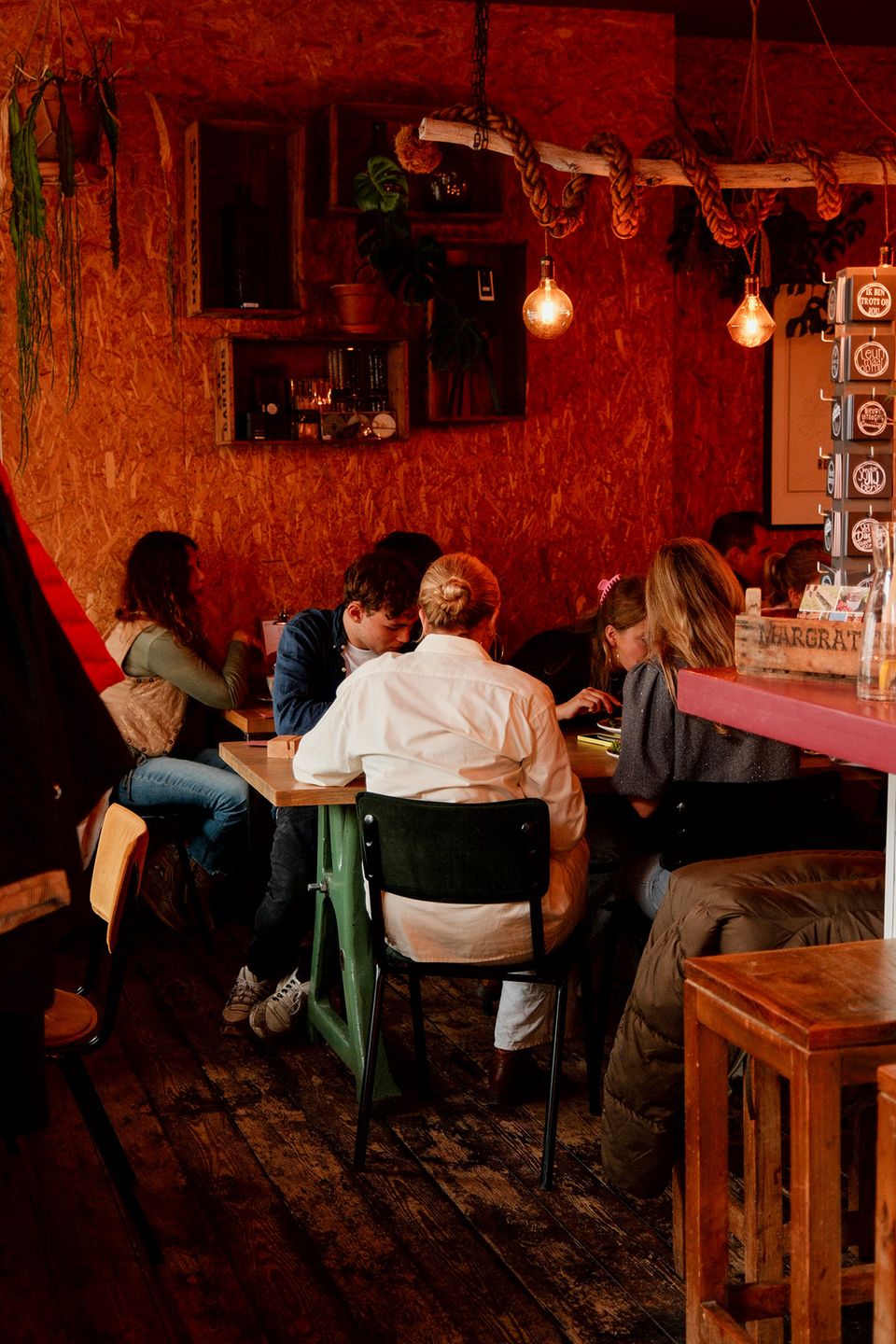Pleur foodbar Maastricht interieur mensen aan tafel
