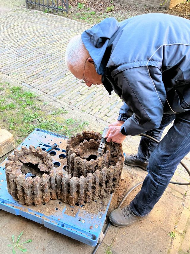 De rupsband wordt schoongemaakt