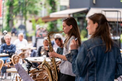 jonge muzikanten spelen in een horeca locatie