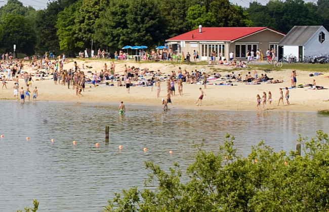 Mensen op het strand en in de Baggelhuizerplas.