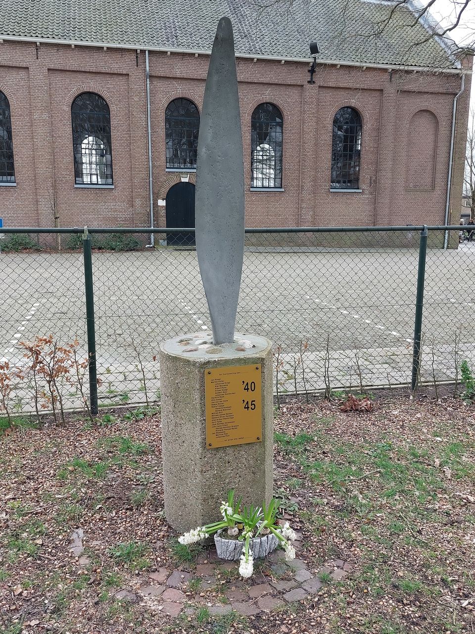 Het gedenkteken is in 1995 geplaatst voor alle slachtoffers van de 2e Wereldoorlog in dit gebied. De namen van hen staan op de sokkel.