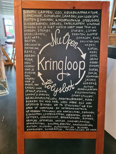 Een bord met kringloop erop geschreven