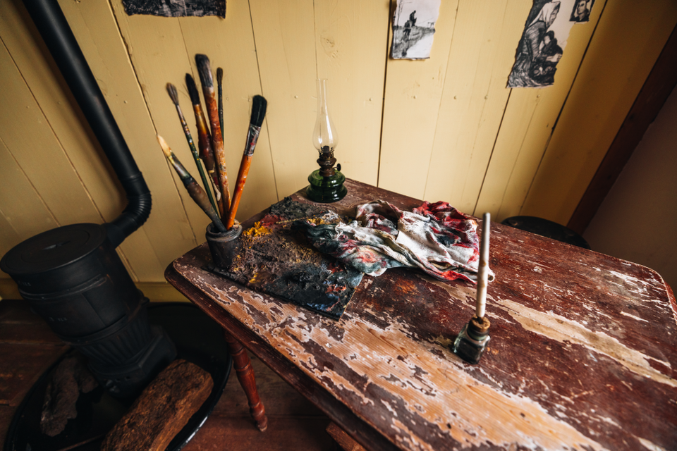 Een tafel met schildersgerei in de kamer waar Van Gogh gewoond en gewerkt heeft in Drenthe.