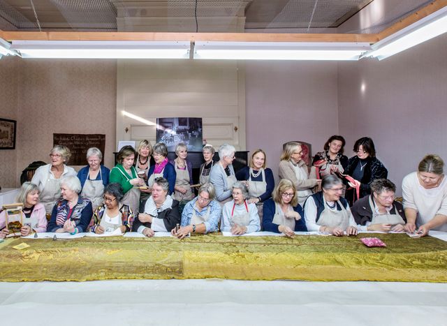 De engelen van kasteel Amerongen aan het werk met textiel conserveren