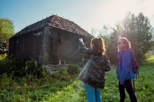 Wandelaars bij bunkers van de Hollandse Waterlinies
