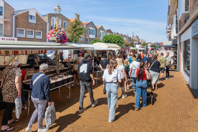 Sfeerbeeld van bezoekers die langs marktkramen struinen  tijdens de Toeristenmarkt in Katwijk.