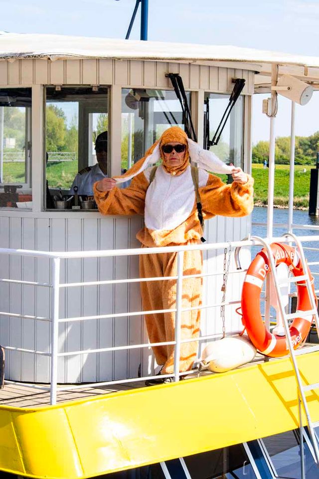 De Paashaas aan boord van De Blauwe Bever voor  een zoektocht naar de paaseieren.