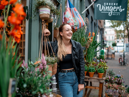 UITblinker Fee leunend tegen de ingang van Groene Vingers in Delft