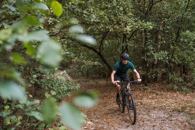 1 mountainbiker op het parcours