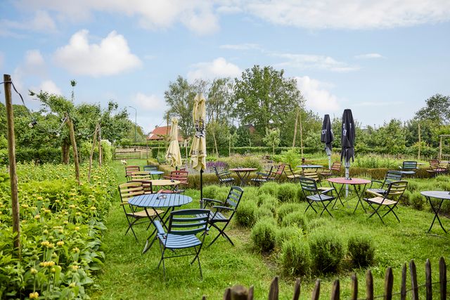Groot terras in de tuin van de Buitenman