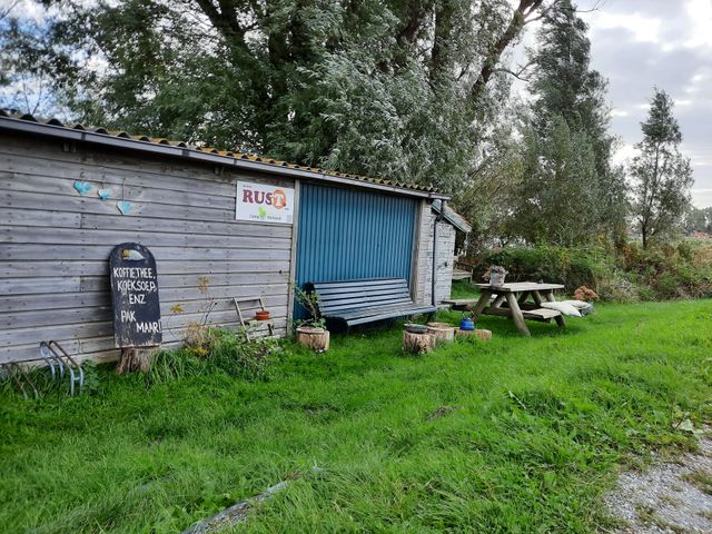 Een picknicktafel van Ruspunt Woudpolder met uitzicht op de natuur