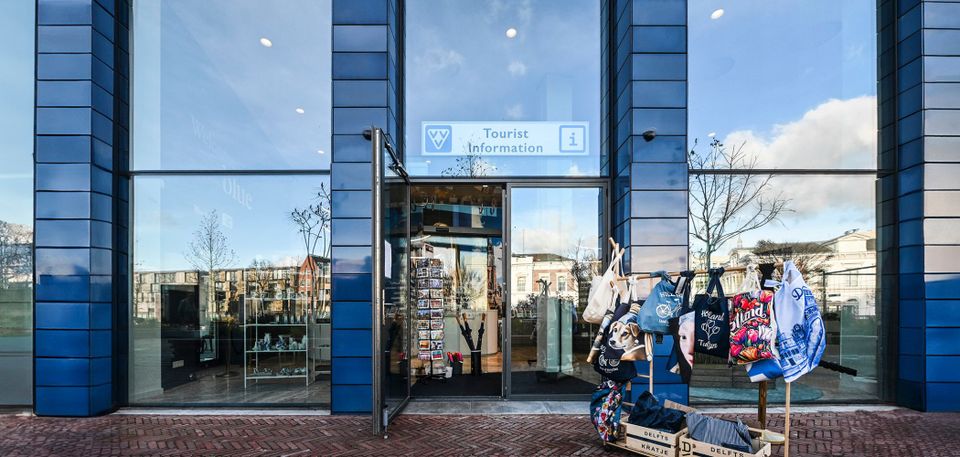 Ingang van VVV Delft in het Huis van Delft naast station Delft