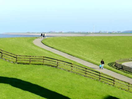 lekker uitwaaien op de dijk in Wierum