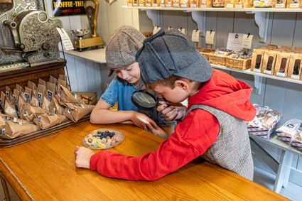Kinderen doen de kinderspeurtocht in Joure.