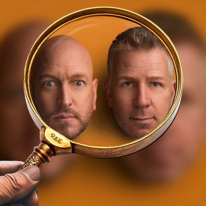 Gezichten van Rob en Emiel die door een vergrootglas kijken.