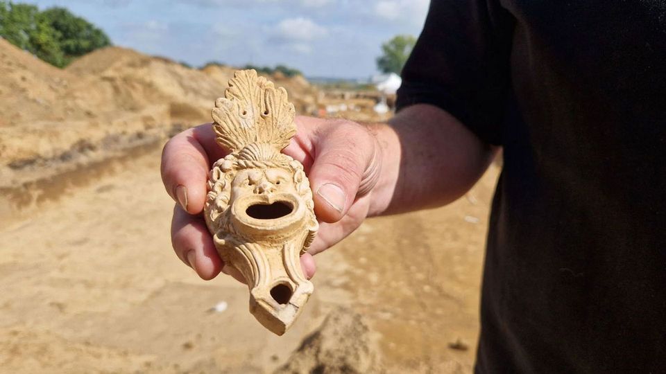 Prachtig versierd olielampje, gevonden in Cuijk (RAAP).