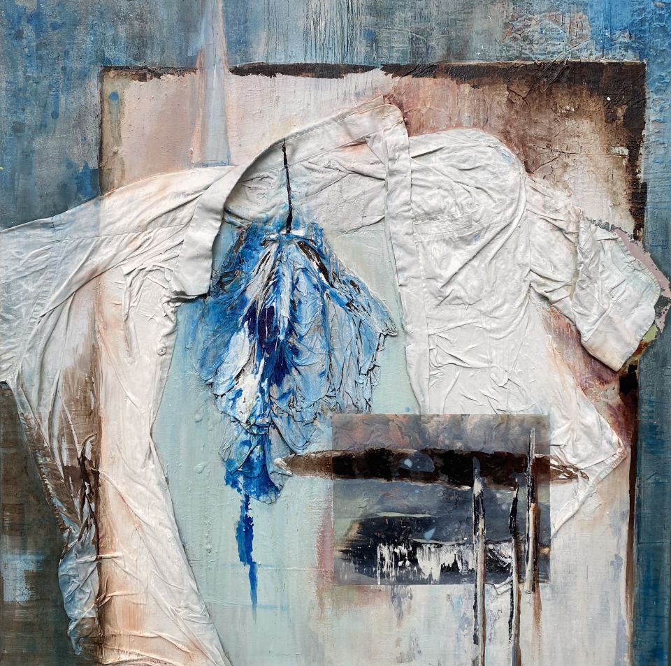 Kunstgalerie Galerie Van Slagmaat, Woerden, Groene Hart, abstract schilderij van Toos van Poppel met wit overhemd, blauwe verfstreken en gemengde technieken op doek.