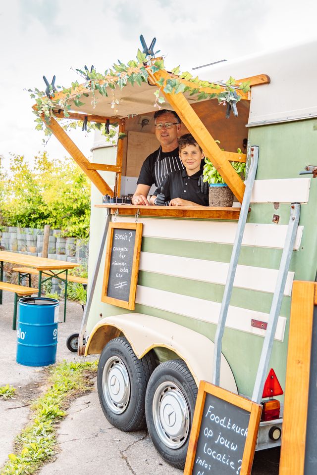 Marcel staat met zijn foodtruck op de fair