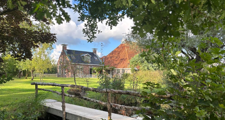 Hiddema State — een Fries erf vlak bij Leeuwarden, omgeven door weidse weilanden en water. Een plek waar rust, natuur en gemeenschap samenkomen.