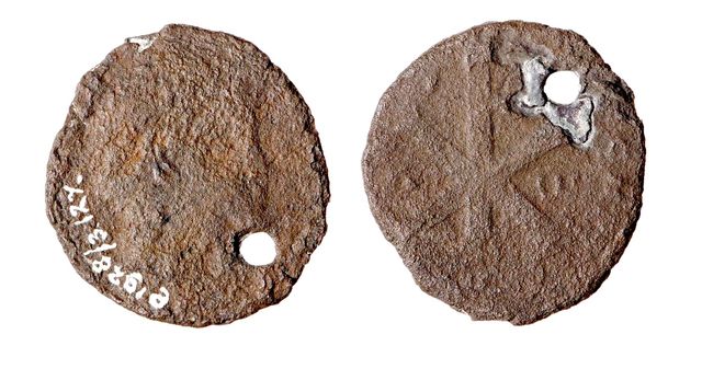 Romeinse munt uit 350-351 met op de achterkant een christelijk symbool; in de Frankische tijd hergebruikt als hangertje.