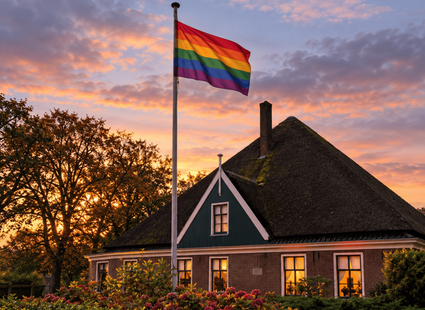 Regenboogvlag bij Museumboerderij West-Frisia