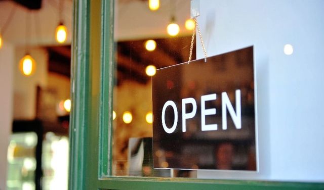 De deur staat open bij boekhandel Daan Nijman.