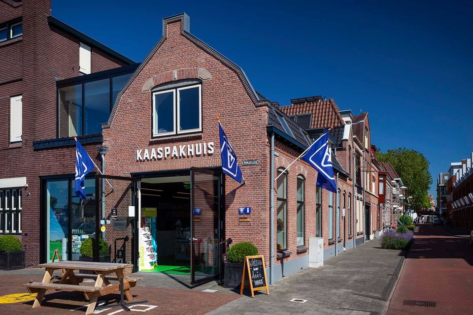 Het authentieke Kaaspakhuis in Woerden – een iconische Hollandse locatie waar kaasgeschiedenis en ambacht samenkomen.