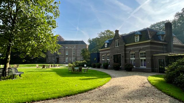 Aanzicht van het Koesthuis van Kasteel Stoutenburg